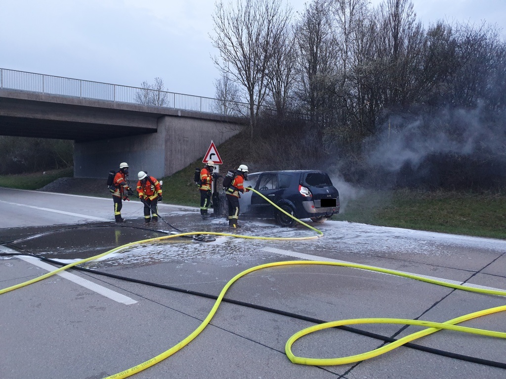 Brand PKW auf Autobahn Freiwillige Feuerwehr Poing