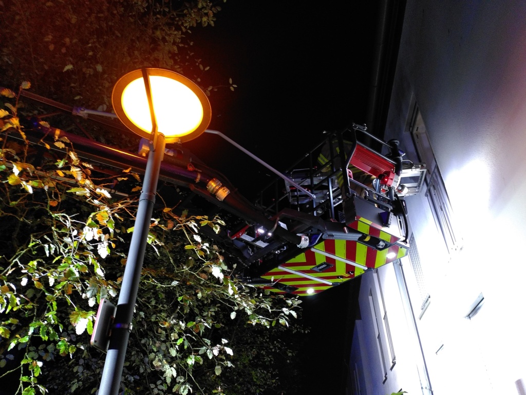 Drehleiter in beengten Verhältnissen am Gebäude mit Krankentragehalterung